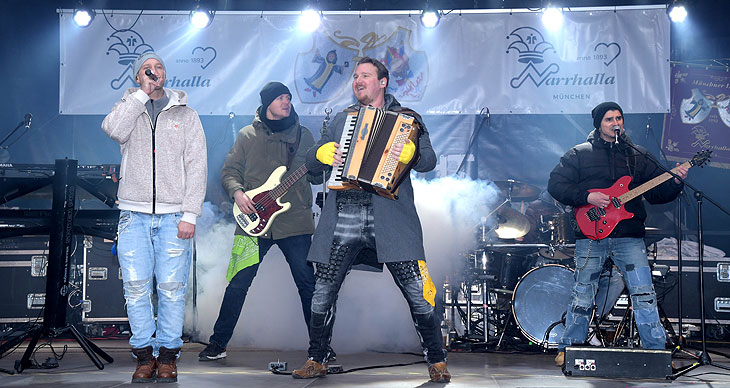 Band Nachtstark bei der Inthronisation der Narrhalla Prinzenpaare auf dem Rindermarkt am 11.01.2025 (&copy;Foto: Ingrid Grossmann) 